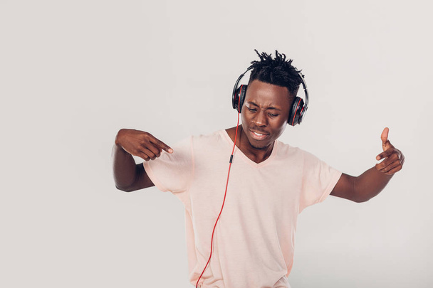 African-American man in headphones listening to music - Foto, imagen