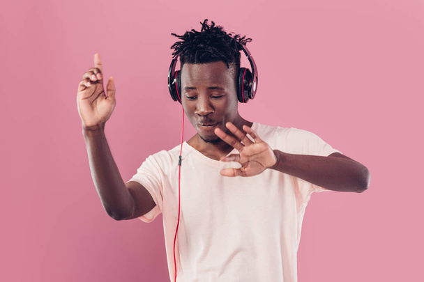 African-American man in headphones listening to music - Foto, imagen