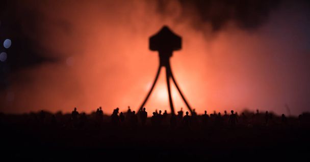 Die verschwommene Silhouette eines riesigen Monsters bereitet den Angriff auf die Menschenmenge in der Nacht vor. Selektiver Fokus. Dekoration - Foto, Bild