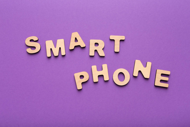 Lettres en bois orthographe Smartphone sur fond violet
 - Photo, image