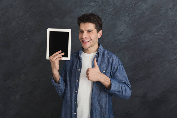 schöner Mann mit digitalem Tablet im Studio - Foto, Bild
