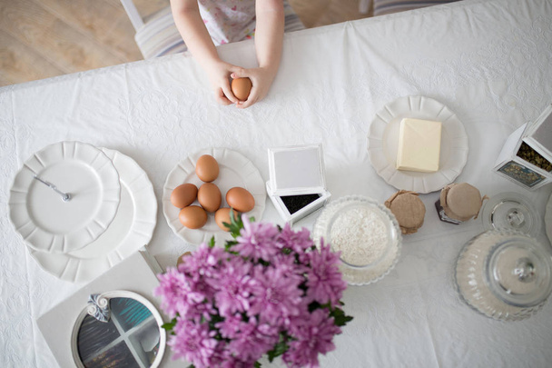 Little girl gazdaság egy húsvét tojás - Fotó, kép