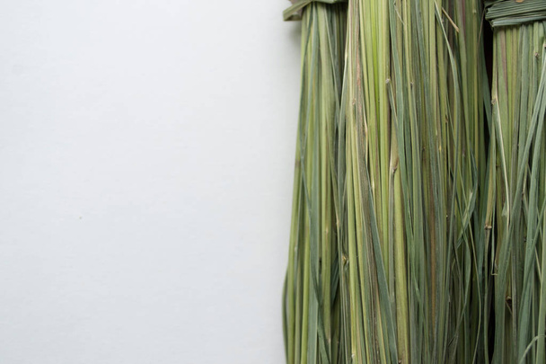Um monte de erva-cidreira verde seca em um fundo branco
 - Foto, Imagem