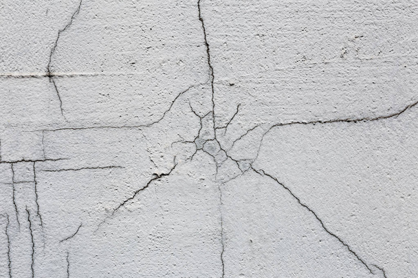 Het patroon van witte vuile gebarsten muur. Rechte scheurtjes. Directe breuk op geschilderde oppervlak. Cellen horizontalis - Foto, afbeelding