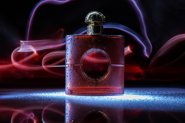 pullo parfyymia punaisella taustalla
 - Valokuva, kuva