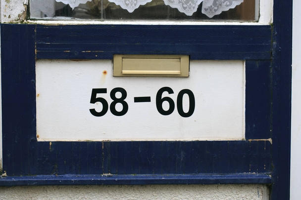 Numéro d'adresse dans une porte en bois
 - Photo, image