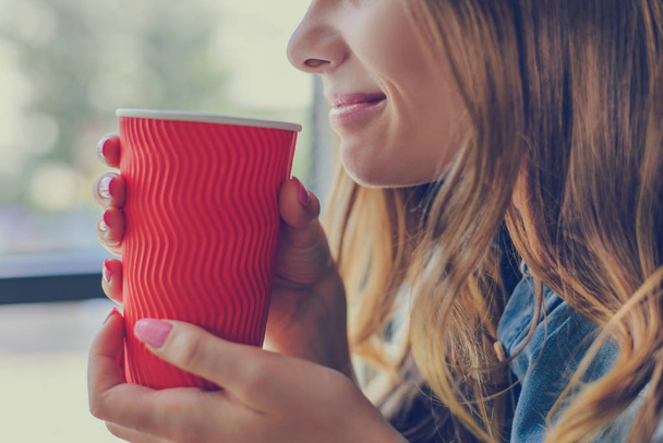 Close up cropped photo of smiling woman drinking hot fresh coffe - Foto, Bild
