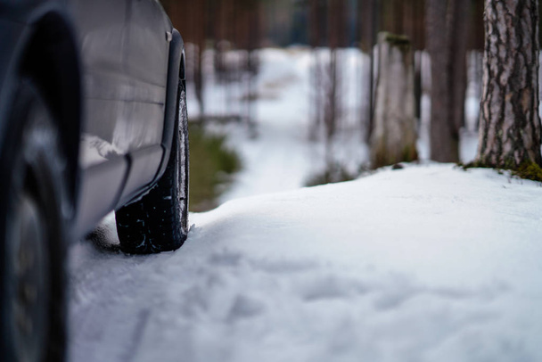 pneus carro offroad preso na neve
 - Foto, Imagem