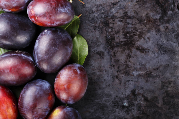 ripe plums background - Zdjęcie, obraz