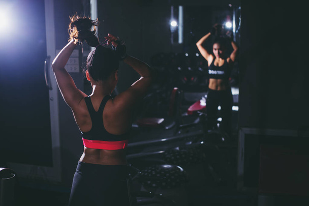 Ασία ισχυρές γυναίκες κάνει προετοιμασίες για την άσκηση στο γυμναστήριο. - Φωτογραφία, εικόνα