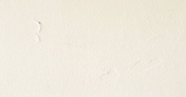 Grunzig bemalte Wandtextur als Hintergrund. Riss Beton Vintage Wand Hintergrund, alte weiß gestrichene Wand. Hintergrund gewaschene Malerei. - Foto, Bild
