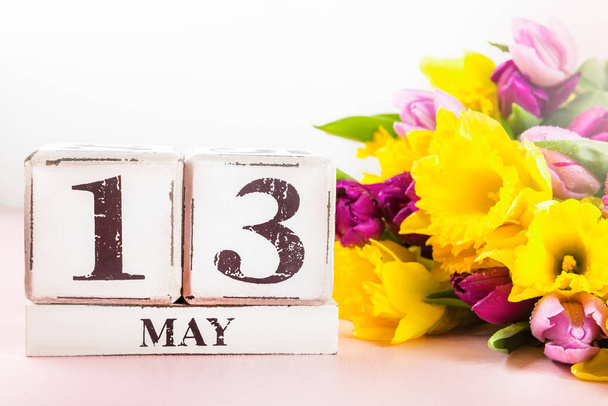 Bahar çiçekleri ve ahşap bloklar ile anneler günü tarihi, 13 Mayıs,  - Fotoğraf, Görsel