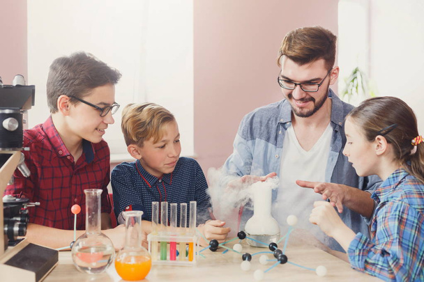 Crianças fazendo experiências com nitrogênio em laboratório
 - Foto, Imagem
