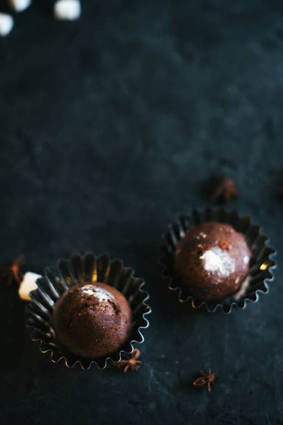 Cupcakes on a dark background still life - Foto, imagen