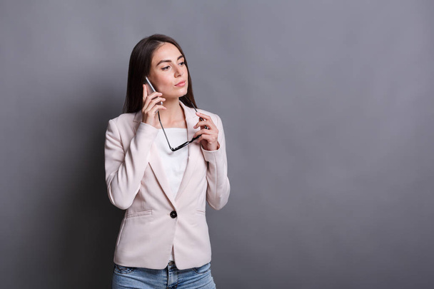 携帯電話で話している女性のブルネット ビジネス - 写真・画像