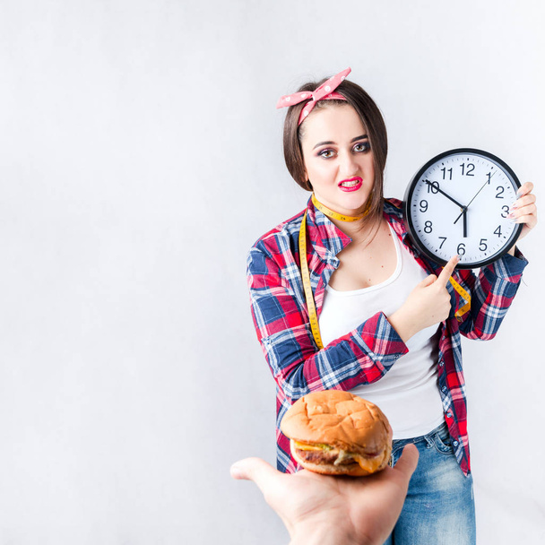 不健康な食品脂肪の女性の概念、空腹の少女 Xxl は、悪いにノーと言う  - 写真・画像