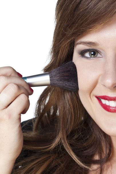 hermosa mujer sosteniendo maquillaje cepillo
 - Foto, Imagen