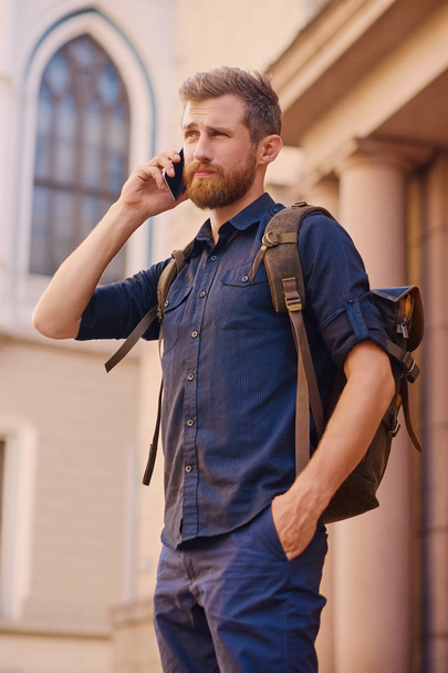 Bonito turista barbudo masculino em roupas casuais e smartphone
 - Foto, Imagem