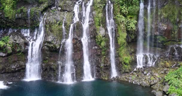 Vodopád v tropické přírody krajiny, síla přírodních zdrojů, čistá, zelená energie, krásné klidné prostředí, silné aqua voda spadá Kaskáda, národní park chráněná oblast jezera a řeky - Záběry, video