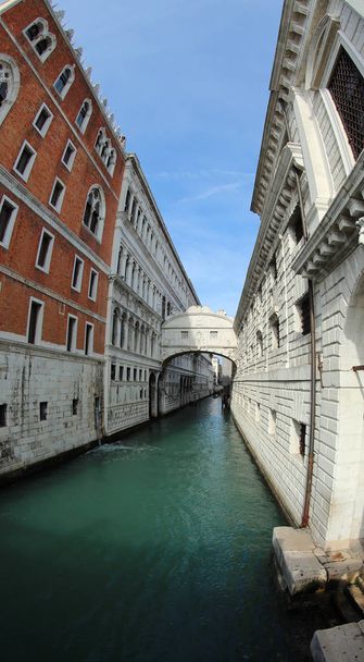 Ponte dei Sospiri a Venezia fotografato con obiettivo fisheye
 - Foto, immagini