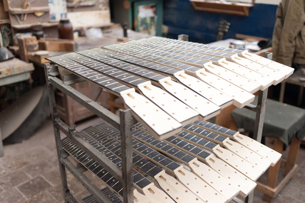 fabriek voor de productie van gebogen hout producten. Tools voor het verwerken en lijmen. Vervaardiging van gitaren en snaarinstrumenten. - Foto, afbeelding