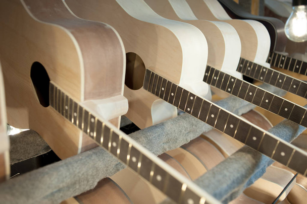 曲げ加工は木材製品の生産のための工場。処理および接着するためのツール。ギター ・弦楽器楽器製造業. - 写真・画像