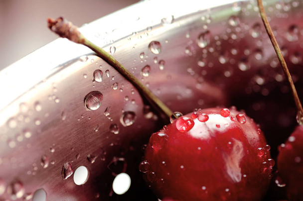 cherry black Berry z woda spada w zbliżeniu durszlak - Zdjęcie, obraz