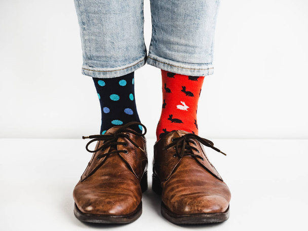 Men's legs in bright, colorful socks and stylish shoes - Valokuva, kuva