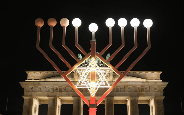 Menorah durante Hanukkah em Pariser Platz, Berlim, Alemanha
 - Foto, Imagem