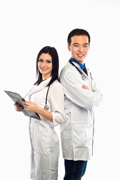 Gelukkig team van twee artsen staan rug aan rug met armen fol - Foto, afbeelding