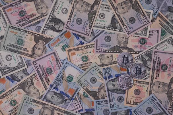 Bitcoin or et argent sur fond abstrait dollars. Crypto-monnaie
. - Photo, image