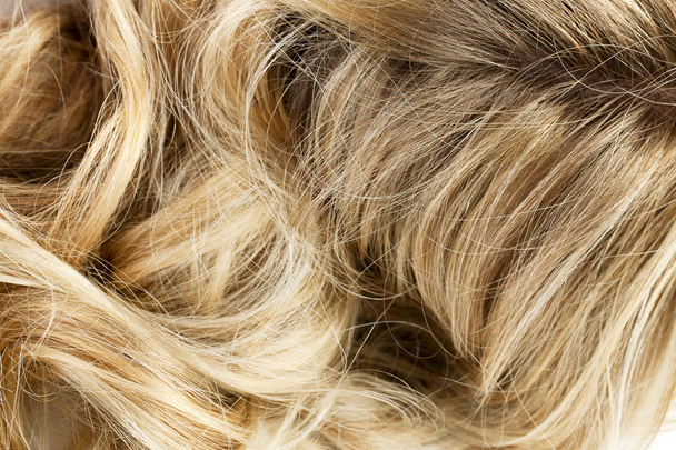 Хвилястим світлим волоссям
 - Фото, зображення