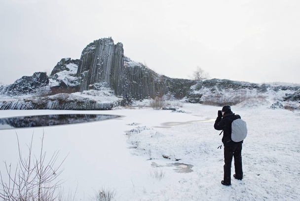 Outdoor-Fotograf macht Foto von schneebedeckten Panska Felsen Formation, Nationalpark - Foto, Bild