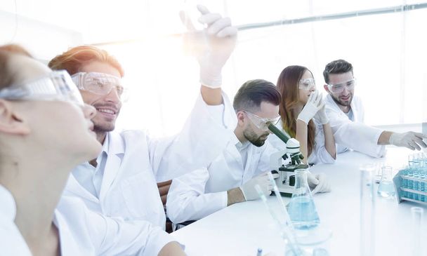 young microbiologists working in the laboratory. - Foto, Bild