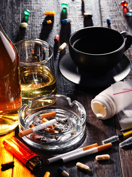 Sustancias adictivas, incluyendo alcohol, cigarrillos y drogas - Foto, Imagen