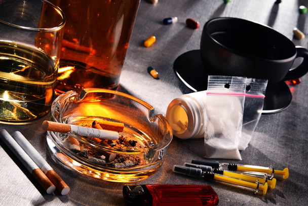 Alkol, sigara ve uyuşturucu gibi bağımlılık yapıcı maddeler - Fotoğraf, Görsel
