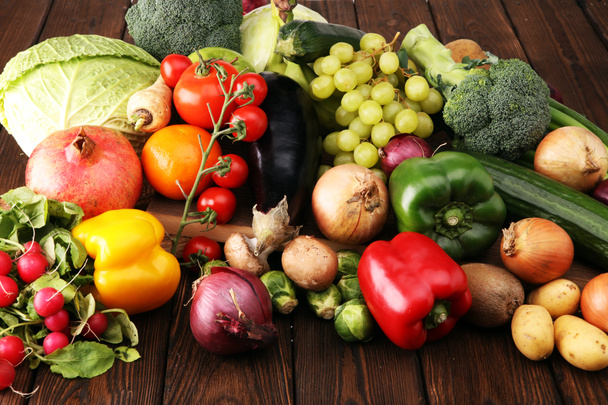 Kompozycja z różnych surowców organicznych warzyw i owoców. - Zdjęcie, obraz