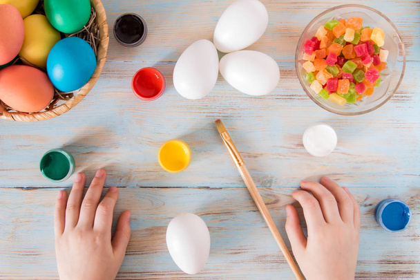Paskalya için hazırlık çocuk elleri rustik zemin üzerine yumurta boyama için ayarla - Fotoğraf, Görsel