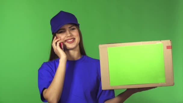 Splendida operaia servizio di consegna femminile consegna pacchetto parlando al telefono
 - Filmati, video