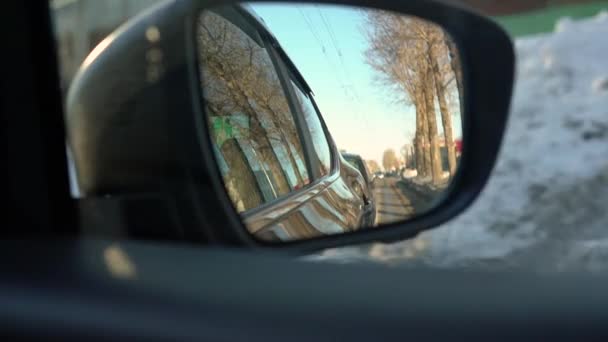 Kijk in de achteruitkijkspiegel rijden rond de stadsauto - Video