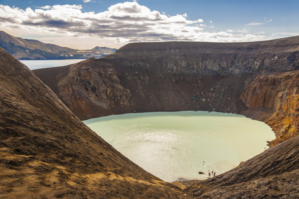 Lago Vitio con agua caliente en el interior de Islandia
. - Foto, imagen