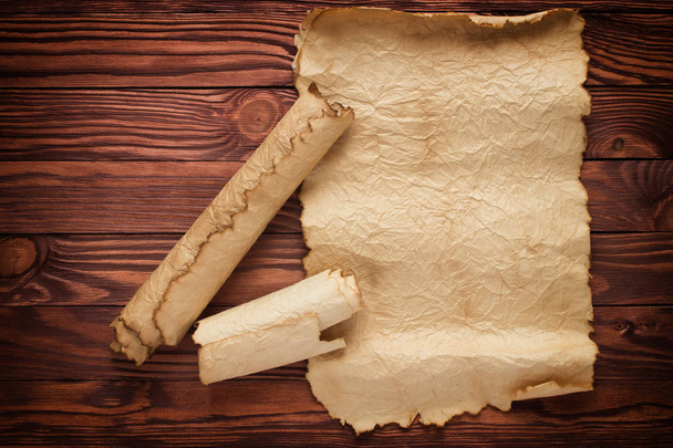 древние свитки фона деревянный стол, текстура старой бумаги и W
 - Фото, изображение