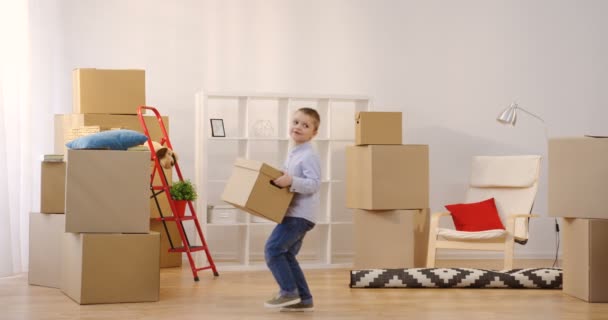Onnellinen ihana perhe muuttaa uuteen kodikas talo labrador pentu ja tuo laatikot kotiin tavaraa iso valoisa huone. Sisätilat
 - Materiaali, video