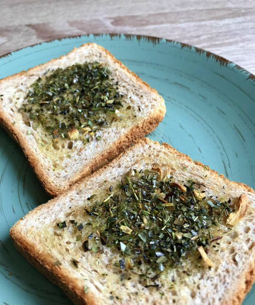 Smaczne śniadanie angielskie składa się z tostów z ziołami, przyprawami i oliwa z oliwek - Zdjęcie, obraz