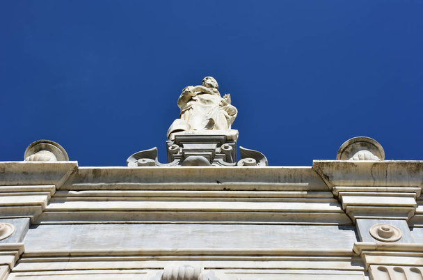 Италия, 13 октября 2017 года. Certosa of San Martino, год 1325, монументальный религиозный комплекс. Большой монастырь. Статуя на верхнем ложе
 - Фото, изображение