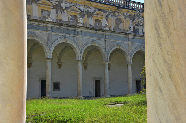 Napoli, Certosa San Martinosta, 1325, monumentaalinen uskonnollinen kompleksi. Iso luostari. Kaareva portiikki, pylväs ja ylempi loggia
. - Valokuva, kuva