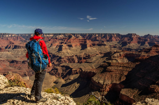 A hiker in the Grand Canyon National Park, South Rim, Arizona, U - Foto, Imagen