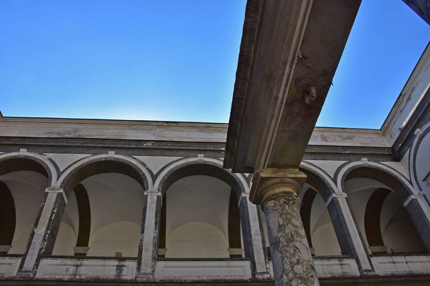 Italië, Napels, 13 oktober 2017. Certosa van San Martino, jaar 1325, monumentale religieuze complex. Architectonische details van het klooster van de aanklagers.  - Foto, afbeelding