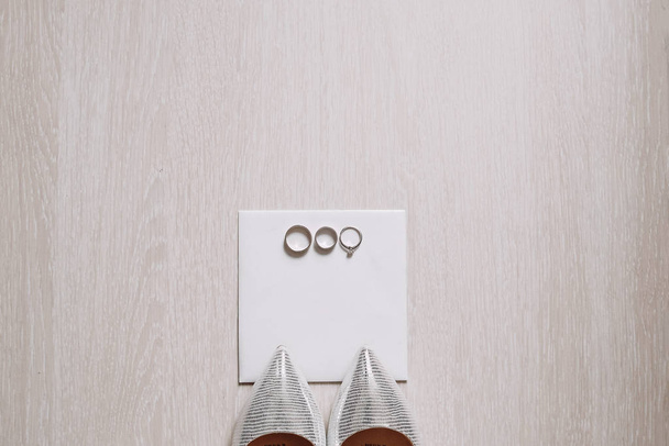 Women's shoes and wedding rings floor - Foto, immagini