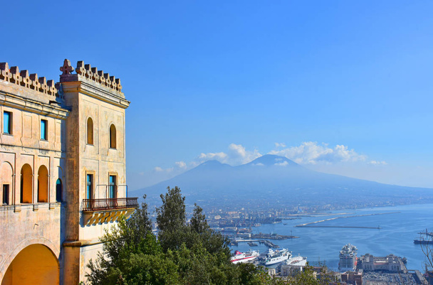 Olaszország, Nápoly, Vesuvius és a Certosa di San Martino oldali homlokzata - Fotó, kép